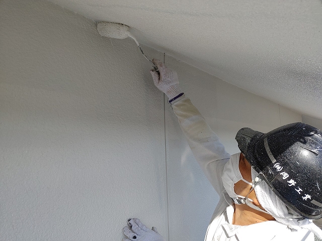 塗装する当店スタッフ